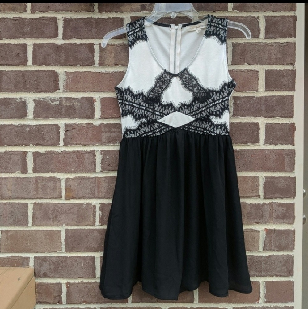 Rewind black & white lace dress